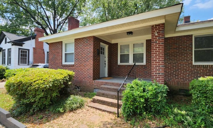 Earlewood House | Charming 2-bedroom duplex home in Historic Earlewood