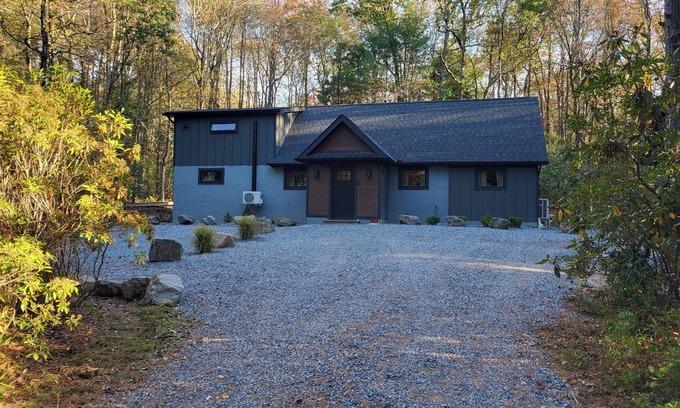 Tunkhannock Township House | Charming 2-bedroom house in cool Long Pond with AC