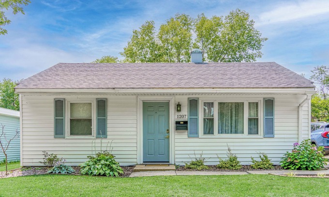 Urbana House | Charming 2-bedroom house with WiFi, AC in lovely Urbana