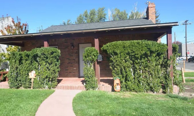 Carson City House | Charming 2-bedroom bungalow with WiFi, AC close to downtown & next to LA Bakery.