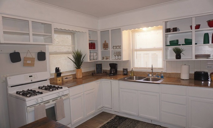 South Kansas City House | Charming 2-bedroom house in Kansas City with AC, WiFi, Fenced in Yard