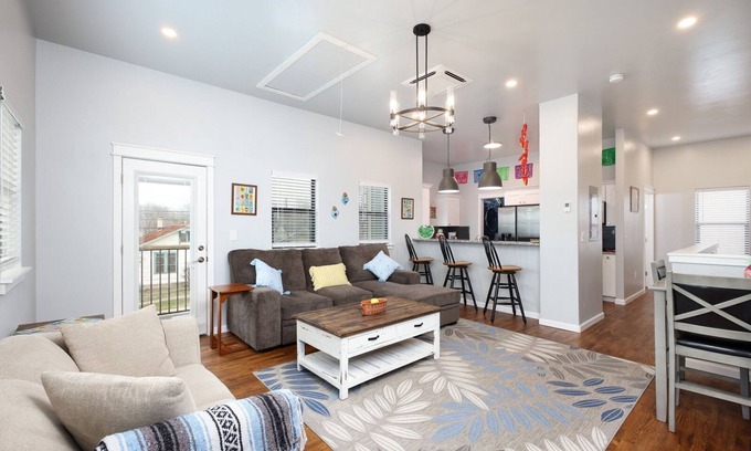 Near East Side House | Charming 2-bedroom house in brilliant San Antonio with WiFi, AC