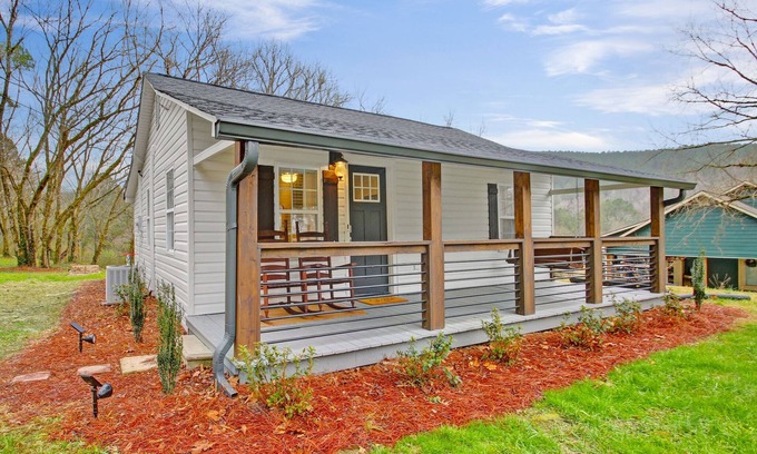 Talking Rock Cottage | Charming 2-bedroom cottage in fantastic Talking Rock with Hot Tub, Fireplace