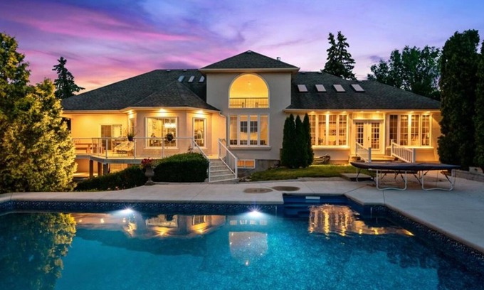 Niagara-on-the-Lake Bed & Breakfast | Charming 2 bedroom bed & breakfast in fabulous Niagara-on-the-Lake with pool