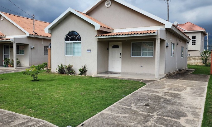 Kingston House | Charming 2-bedroom house with AC and WiFi in lovely St. Catherine Parish