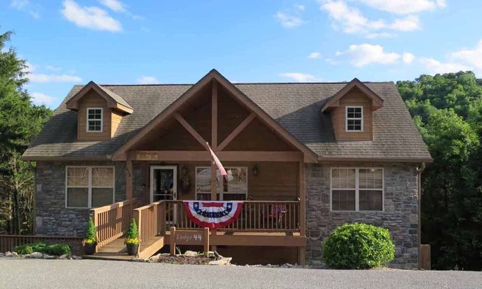 Reeds Spring Cabin | CHARMING 2BR. CABIN, NEAR SILVER DOLLAR CITY, BOOK NOW FOR CHRISTMAS