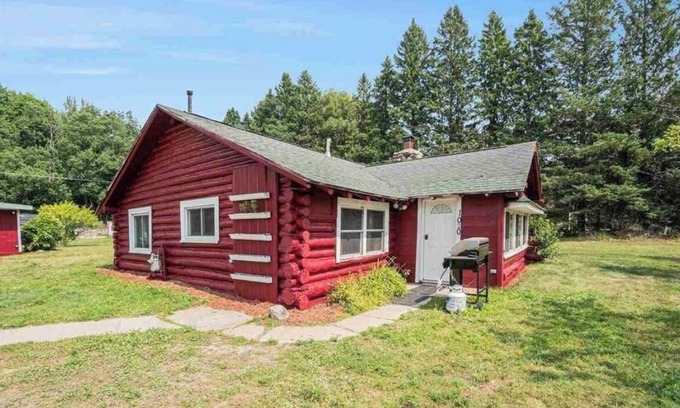 Boyne City Cabin | Charming 3-bdrm cabin with office fitness room in Boyne City 2 mi from Boyne mtn