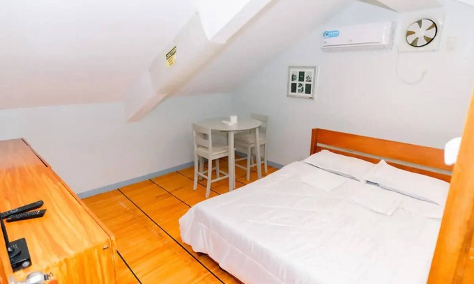Caloocan Apartment | Charming 3 bedroom boutique, bathtub, 180sq.metersnn