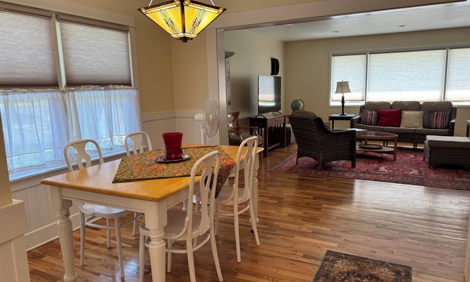 Dayton House | Charming 3 BR 2 Bath in historic Dayton: Discover Blue Mountains and More!
