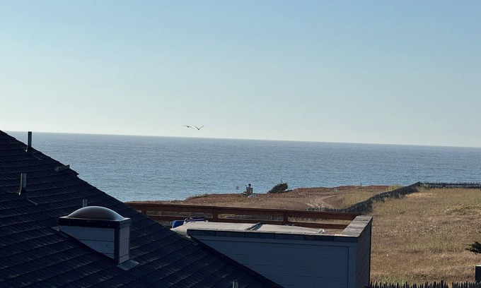 Moss Beach House | Charming 3BR/3BA home with WiFi in Moss Beach ocean view 1/2 block from beach