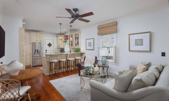 Geneva House | Charming 3BR Cottage + Garden, Walk to Downtown & Metra, Sleeps 6