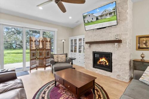 Inverness House | Charming 3BR Waterfront Home - Private - Serene