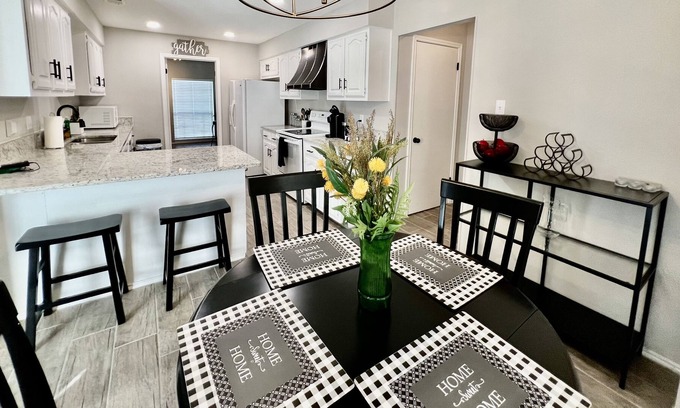 Universal City House | Charming 4BR Oasis Fully-Equipped Perfect Stay!
