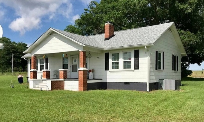 Worth County House | CHARMING, AFFORDABLE 3-BEDROOM COTTAGE, DOERUN, GA NEAR VENUES MOULTRIE, TIFTON