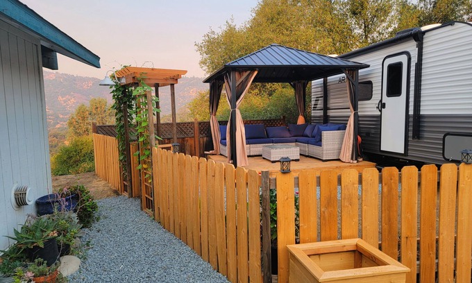 Ahwahnee Cottage | Charming Ahwahnee Cottage — Oak-Studded Views, Yosemite at Your Doorstep