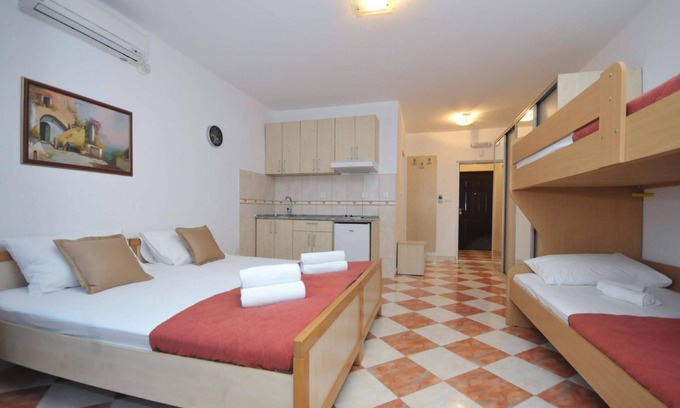 Centar Apartment | Charming Apartment in Centar with French Balcony