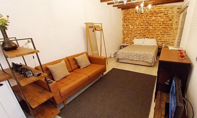 Linda-a-Velha House | Charming Brick Wall Studio with patio in Belem