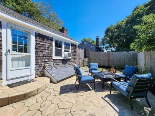 Dennis Port House | Charming Cape-Cod Cottage with Fire Pit