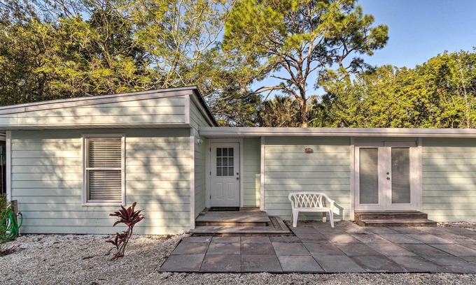Ridge Wood Heights Cottage | Charming Cottage ~ 5 Miles to Siesta Key Beach!