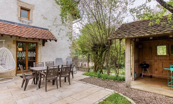 Esprels Cottage | Charming cottage with garden, near lake activities and hiking