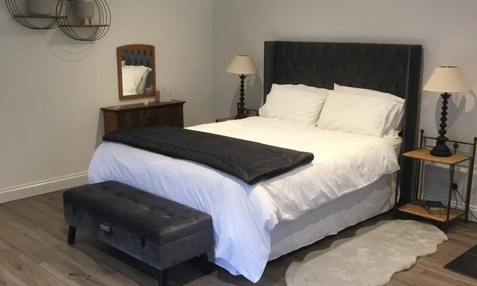 Wisbech Cottage | Charming country retreat -Lakeview Cottage with Hot tub