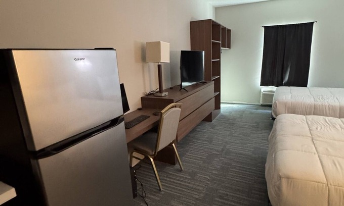 Sulphur Hotel | Charming Double Queen Bedroom with Kitchen Hotel in Sulphur