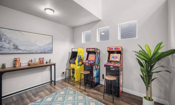 South Jordan House | Charming Family Stay w Arcade Theatre, Ski Haven! Walking trails and river walk