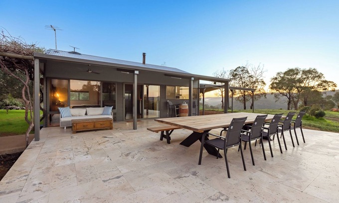 Bullsbrook House | Charming farmhouse by Swan BnB Management