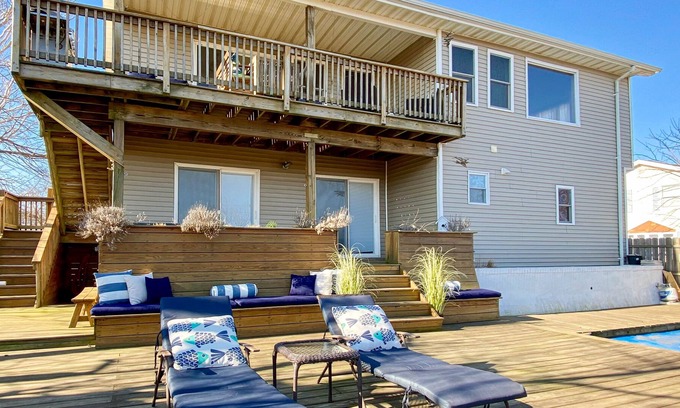 Keansburg House | Charming getaway with amazing views of the bay & NYC skyline - walk to beach