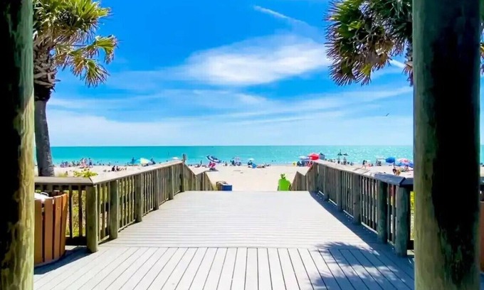Englewood South Condo | Charming Ground Floor, 2bd-2bh Condo, 2 miles to Beaches, Private W/D