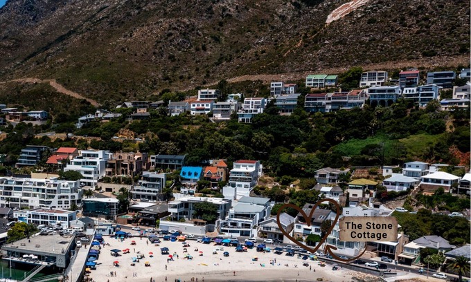 Mountainside Cottage | Charming Heritage Cottage, sleeps 2 - Opposite Bikini Beach