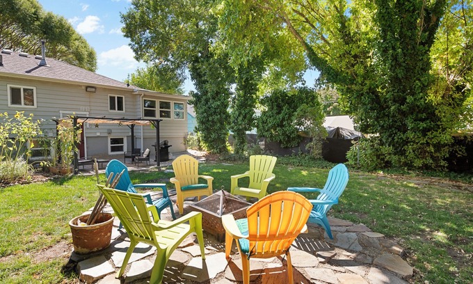 Bountiful House | Charming Hideaway! Spacious Yard, BBQ, Games & Bright, Cheerful Vibes