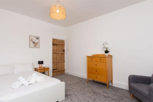 Offerton Apartment | Charming Home 3mins from Manchester Airport