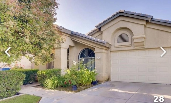 Greenacres House | Charming Home. 5 bedrooms .2 restrooms .2 Living rooms with 10 beds for 16 guest