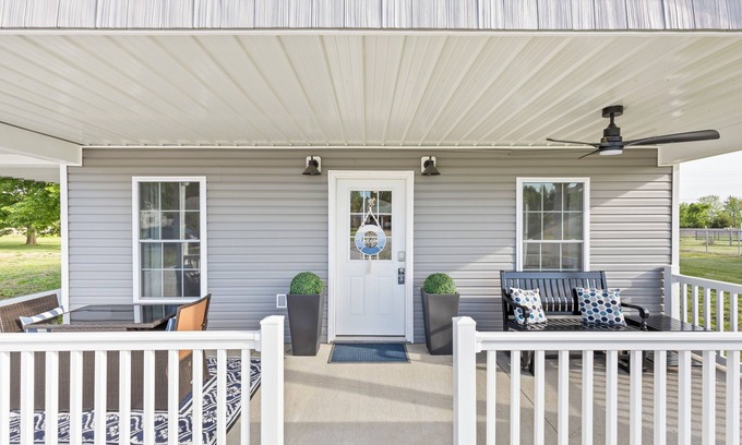 Monroe City House | Charming home minutes away from Mark Twain Lake equipped with all amenities.