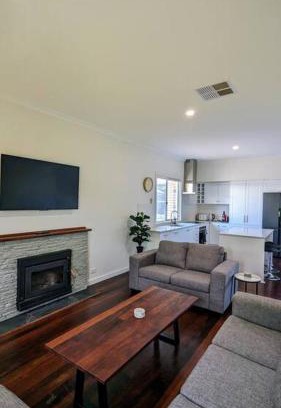 South Bunbury House | Charming Large Home: Modern Comfort and Convenience