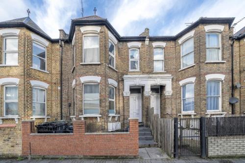 Wood Green Apartment | Charming North London Stay -2BR Home - Private Yard