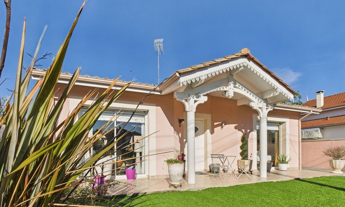 Lanton Ski Chalet | Charming pink house for 4 - 500m from beach