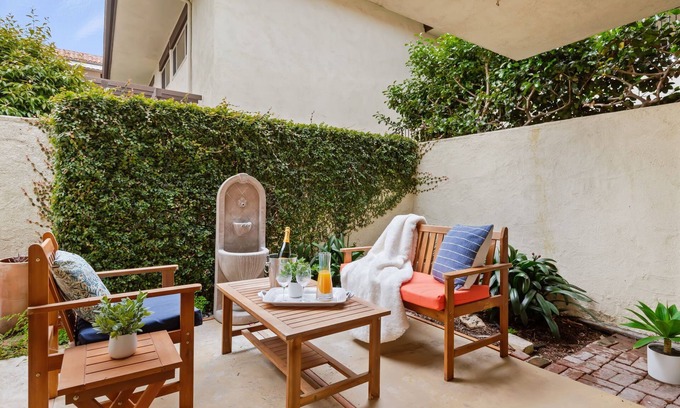 Upper East Condo | Charming Remodeled Uptown Condo with Pool