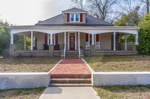 Carthage House | Charming Retreat- Downtown Carthage