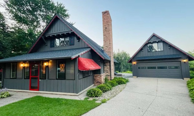 Independence Ski Chalet | Charming River Chalet sits on Golf Course - 1 block from Waterfront Restaurant!