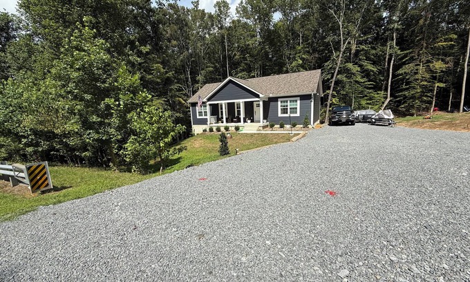 Bumpass House | Charming spacious 5-bedroom house at Lake Anna, Bumpass “The Blue Lake House”