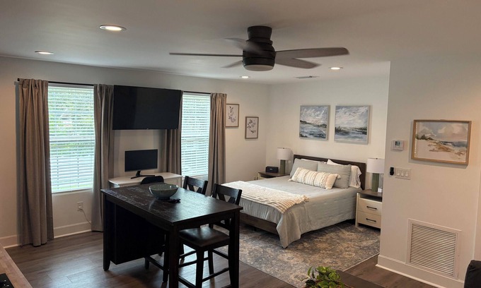 Crescent Heights Apartment | Charming Studio-Crescent Heights- Private Entrance