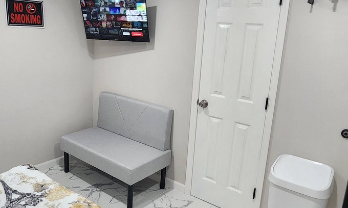 West Park Apartment | Charming studio in wonderful West Park with WiFi, AC