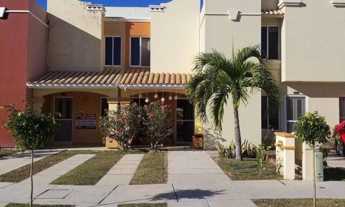 Villa Marina Condo | Charming Townhouse Condo w/Large Pool 2 Blocks from Beach