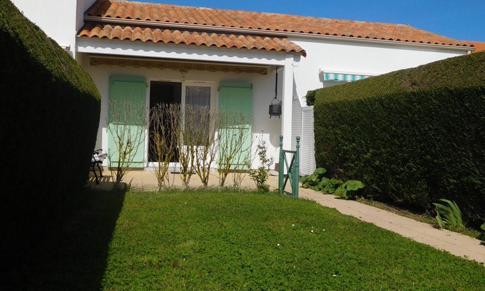 La Faute-sur-Mer House | Charming Vendean Maisonette with Private Pool, Near Beach and Shops