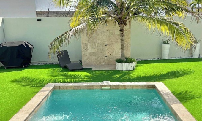 Gold Coast Villa | Charming Villa · sleeps 10 in Noord w/Plunge Pool