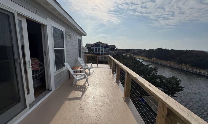 Ocracoke Apartment | Charming Waterfront Pet-Friendly 1-bedroom apartment with AC & WiFi on Ocracoke