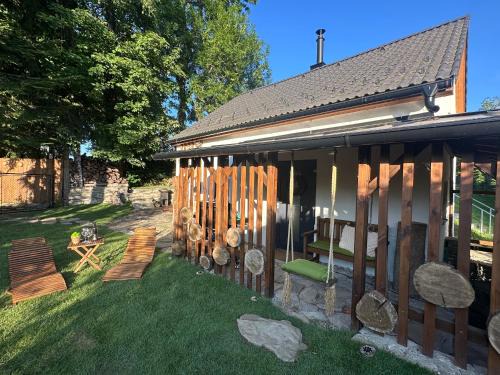 Cerna V Posumavi House | Chata Lipno s vinným sklepem a mechovým interiérem