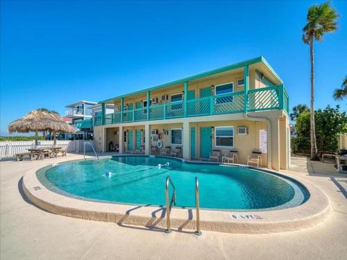 Belleair Beach Apartment | Chateau 1E - On the Beautiful Belleair Beach